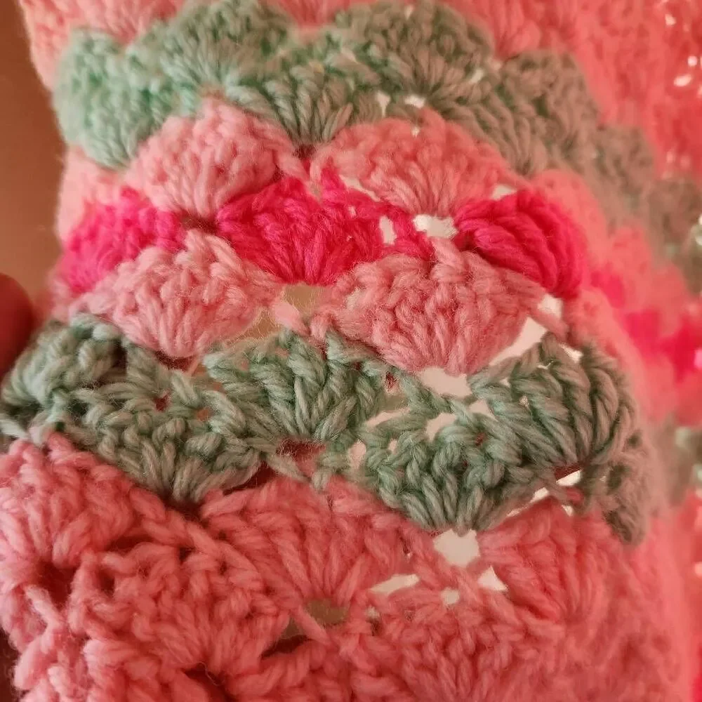 Vintage pastel shell pattern crochet handmade blanket large pink green striped t